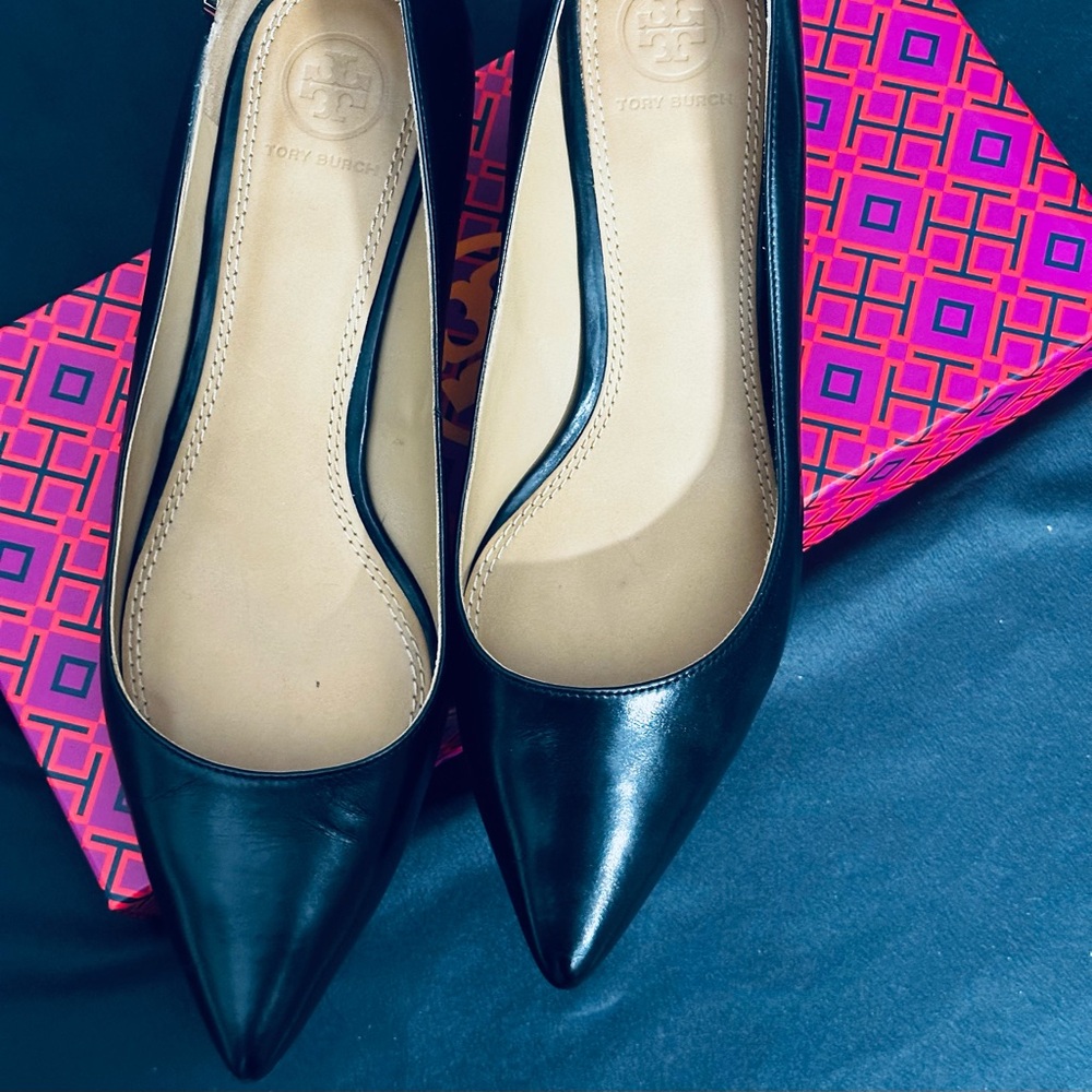 Tory Burch Elizabeth 40MM Pumps Black Baby Calf Leather Preowned In Box Sz 8 - Picture 3 of 10